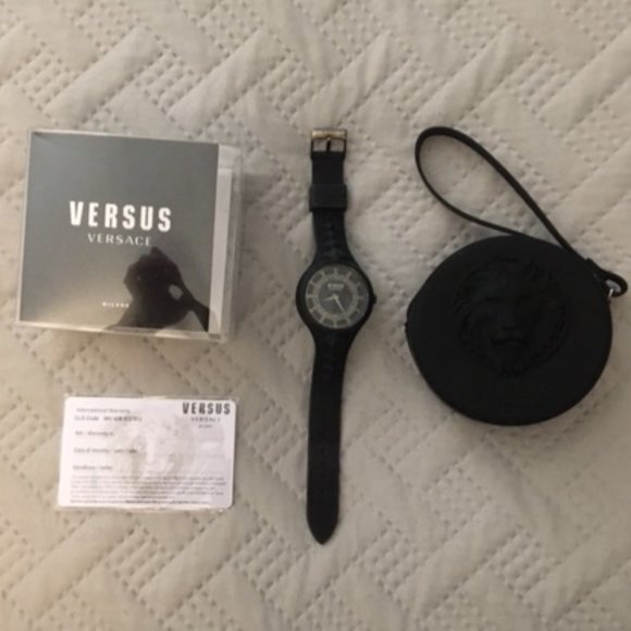 VERSACE VERSUS WATCH - MENS - BLACK SILICONE BAND - STAINLESS STEEL CASE - NEW! - Picture 3 of 7